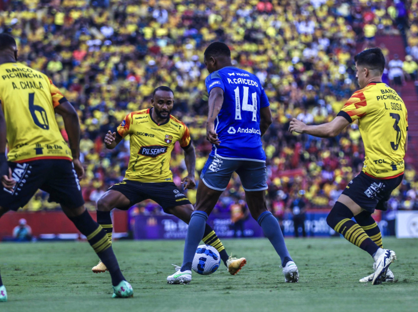 image 48 Barcelona recibía a Emelec por la fecha 10 de la Liga Pro y por una nueva edición del Clásico del Astillero. Los primeros minutos fueron de un Barcelona intenso que buscaba recuperar rápido el balón en medio campo, con una gran actuación de Leonai Souza. Emelec, por su parte, mostraba nervios e inexperiencia debido a sus juveniles, lo que terminó pasando factura en el primer gol, anotado por Janner Corozo a los 8 minutos, tras una desatención de Ronni Borja al intentar despejar el balón.