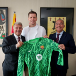 image 8 Diez días después de la grave lesión de Marc ter Stegen, el club azulgrana ha anunciado oficialmente la contratación de Wojciech Szczesny, experimentado guardameta polaco de 34 años, quien competirá con Iñaki Peña por la titularidad en el equipo.