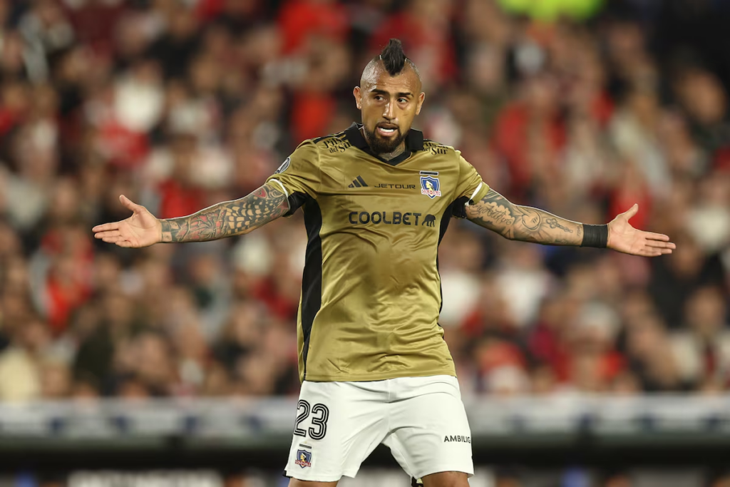 image 9 Arturo Vidal ha manifestado su descontento tras no ser convocado por el entrenador Ricardo Gareca para representar a la selección chilena. A pesar de su sobresaliente desempeño en el club Colo Colo durante la Copa Libertadores, el mediocampista de 37 años se ha visto excluido de la lista de convocados.