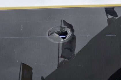 1000199789 Lo que debía ser una noche de fútbol apasionante terminó teñido por la violencia. El plantel de Lanús fue atacado con piedras por un grupo de hinchas de Universidad de Chile cuando el bus del equipo argentino se dirigía al Estadio Nacional de Santiago, horas antes del duelo de ida por las semifinales de la Copa Sudamericana 2025.