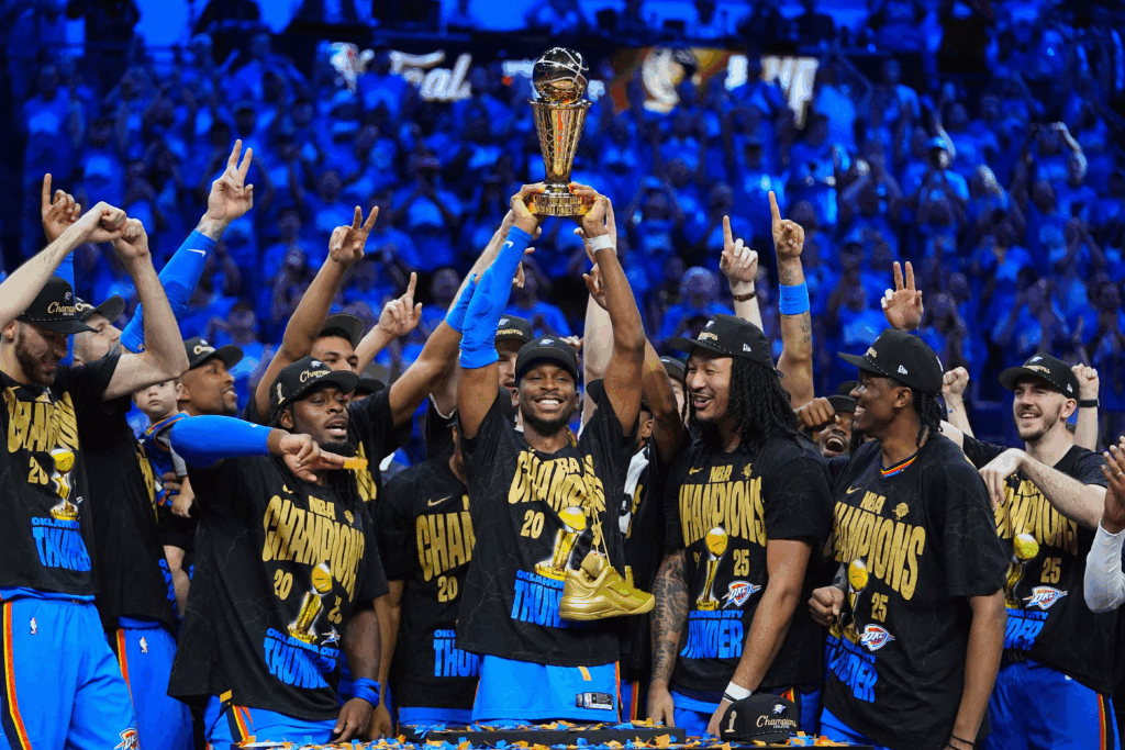 ¡LA NBA REGRESA! Estos son los dos primeros juegos de la temporada 2 image 14 La espera terminó. Este martes por la noche arranca oficialmente la temporada 2025/26 de la NBA, y lo hará a lo grande: con el estreno del campeón defensor, una ceremonia especial y dos enfrentamientos de altísimo calibre entre equipos que sueñan con el anillo.