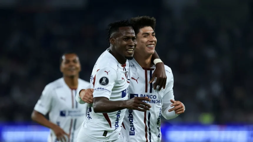 EL REY ESTUVO A LA ALTURA: LIGA DE QUITO APLASTÓ A PALMEIRAS POR COPA LIBERTADORES. 1 liga de quito festeja vs palmeiras 1440x810 Después de 17 años, Liga de Quito volvió a una semifinal de Copa Libertadores de América. El matagigantes obtuvo una gran ventaja por el partido de ida ganando 3-0 a Palmeiras, en el Estadio Rodrigo Paz Delgado.