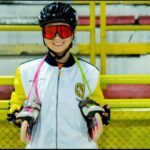 1000219796 Con apenas 14 años, Darla Chacón ya tiene una historia que inspira. A los siete, dejó atrás el ballet —“los tutús no eran lo suyo” — y se volcó al mundo del patinaje de velocidad, una pasión que la llevó a convertirse en seleccionada de Pichincha desde 2019. ￼