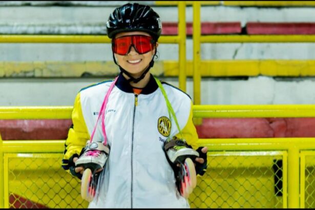 1000219796 Con apenas 14 años, Darla Chacón ya tiene una historia que inspira. A los siete, dejó atrás el ballet —“los tutús no eran lo suyo” — y se volcó al mundo del patinaje de velocidad, una pasión que la llevó a convertirse en seleccionada de Pichincha desde 2019. ￼