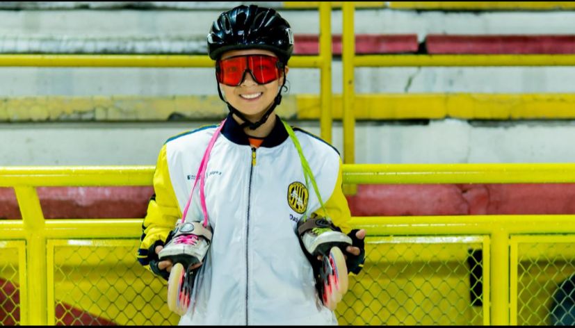 1000219796 Con apenas 14 años, Darla Chacón ya tiene una historia que inspira. A los siete, dejó atrás el ballet —“los tutús no eran lo suyo” — y se volcó al mundo del patinaje de velocidad, una pasión que la llevó a convertirse en seleccionada de Pichincha desde 2019. ￼