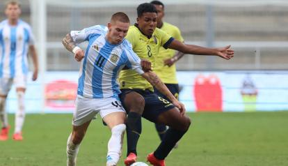 image 1 La Selección de Ecuador estaría preparando un bombazo para su próxima lista de convocados. En DeporTÍA, los periodistas Francisco y José Alberto Molestina adelantaron que Sebastián Beccacece tendría en carpeta a un nuevo rostro: Jeremy Arévalo, atacante de 21 años, nacido en territorio español pero con raíces ecuatorianas, y actualmente uno de los nombres más destacados del Racing de Santander.