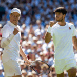 image 10 Las ATP Finals 2025 ya respiran ambiente de gran evento en el Inalpi Arena de Turín, donde los mejores del año ajustan los últimos detalles antes del inicio oficial el domingo 9 de noviembre. El torneo, que se disputará hasta el día 16, llega con dos grandes alicientes: el título de maestro —actualmente en manos de Jannik Sinner— y la lucha por terminar la temporada como número uno del mundo, batalla directa entre el italiano y Carlos Alcaraz.