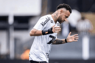 image 14 El Santos FC vive una de las etapas más delicadas de su historia reciente y el futuro de Neymar Jr. vuelve a estar en el centro del debate. De acuerdo con información de ESPN Brasil, el club reconoce internamente que la continuidad del delantero sería prácticamente imposible si el equipo pierde la categoría, debido al enorme peso económico y deportivo que representa su contrato.
