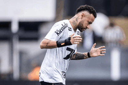 image 14 El Santos FC vive una de las etapas más delicadas de su historia reciente y el futuro de Neymar Jr. vuelve a estar en el centro del debate. De acuerdo con información de ESPN Brasil, el club reconoce internamente que la continuidad del delantero sería prácticamente imposible si el equipo pierde la categoría, debido al enorme peso económico y deportivo que representa su contrato.