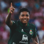 image 2 La Selección de Ecuador estaría preparando un bombazo para su próxima lista de convocados. En DeporTÍA, los periodistas Francisco y José Alberto Molestina adelantaron que Sebastián Beccacece tendría en carpeta a un nuevo rostro: Jeremy Arévalo, atacante de 21 años, nacido en territorio español pero con raíces ecuatorianas, y actualmente uno de los nombres más destacados del Racing de Santander.