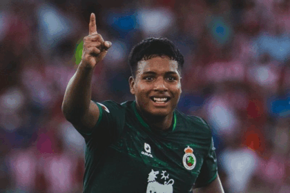 image 2 La Selección de Ecuador estaría preparando un bombazo para su próxima lista de convocados. En DeporTÍA, los periodistas Francisco y José Alberto Molestina adelantaron que Sebastián Beccacece tendría en carpeta a un nuevo rostro: Jeremy Arévalo, atacante de 21 años, nacido en territorio español pero con raíces ecuatorianas, y actualmente uno de los nombres más destacados del Racing de Santander.