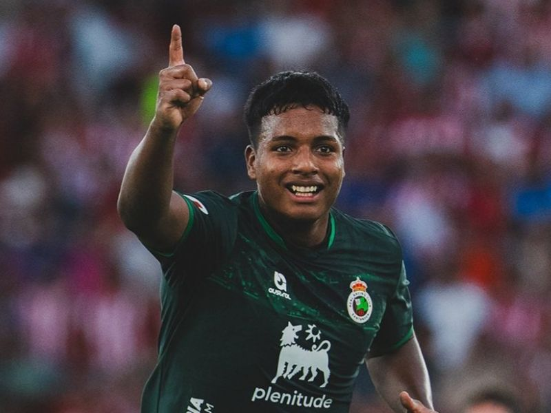 image 2 La Selección de Ecuador estaría preparando un bombazo para su próxima lista de convocados. En DeporTÍA, los periodistas Francisco y José Alberto Molestina adelantaron que Sebastián Beccacece tendría en carpeta a un nuevo rostro: Jeremy Arévalo, atacante de 21 años, nacido en territorio español pero con raíces ecuatorianas, y actualmente uno de los nombres más destacados del Racing de Santander.