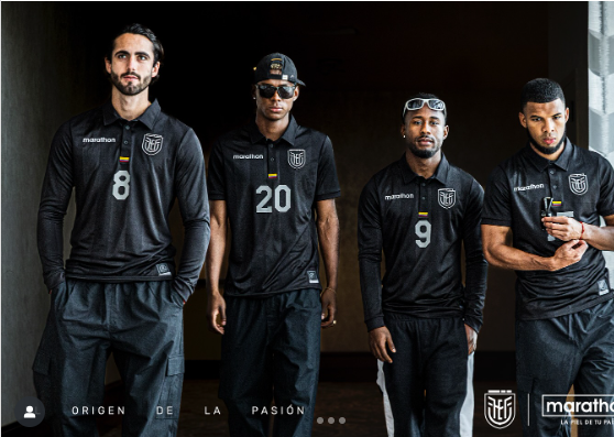 image 8 La Selección Ecuatoriana estrenará una imagen renovada en los amistosos de noviembre, luego de que la FEF y Marathon Sports revelaran la nueva camiseta alternativa que acompañará a la Tri ante Canadá y Nueva Zelanda. El uniforme, completamente negro, se presenta como una pieza cargada de simbolismo y carácter.