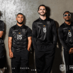 image 9 La Selección Ecuatoriana estrenará una imagen renovada en los amistosos de noviembre, luego de que la FEF y Marathon Sports revelaran la nueva camiseta alternativa que acompañará a la Tri ante Canadá y Nueva Zelanda. El uniforme, completamente negro, se presenta como una pieza cargada de simbolismo y carácter.