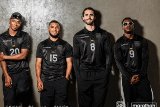 image 9 La Selección Ecuatoriana estrenará una imagen renovada en los amistosos de noviembre, luego de que la FEF y Marathon Sports revelaran la nueva camiseta alternativa que acompañará a la Tri ante Canadá y Nueva Zelanda. El uniforme, completamente negro, se presenta como una pieza cargada de simbolismo y carácter.