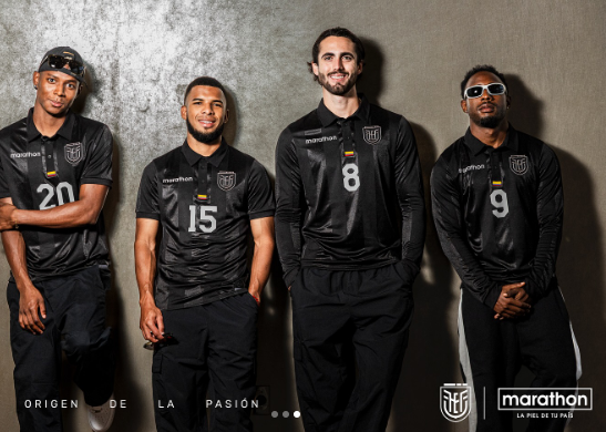 image 9 La Selección Ecuatoriana estrenará una imagen renovada en los amistosos de noviembre, luego de que la FEF y Marathon Sports revelaran la nueva camiseta alternativa que acompañará a la Tri ante Canadá y Nueva Zelanda. El uniforme, completamente negro, se presenta como una pieza cargada de simbolismo y carácter.