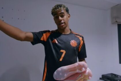 Lamine Yamal se puso la camiseta de Colombia y con La joven figura del Barcelona, Lamine Yamal, impactó a sus seguidores al vestir la prenda de la Selección Colombia y referirse a los desafíos de su carrera.