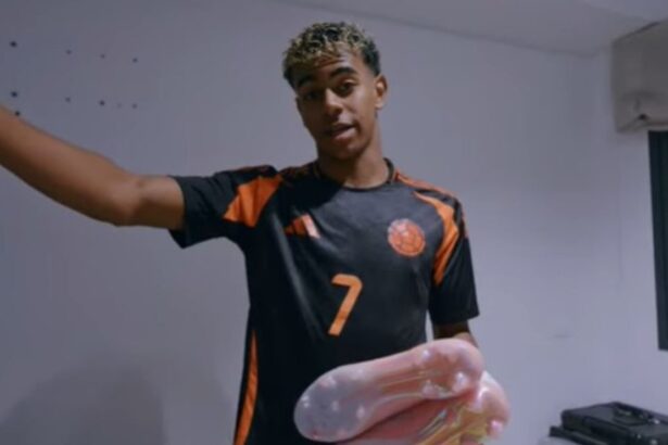 Lamine Yamal se puso la camiseta de Colombia y con La joven figura del Barcelona, Lamine Yamal, impactó a sus seguidores al vestir la prenda de la Selección Colombia y referirse a los desafíos de su carrera.