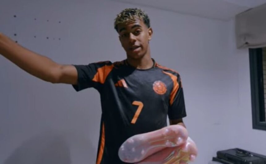 Lamine Yamal se puso la camiseta de Colombia y con La joven figura del Barcelona, Lamine Yamal, impactó a sus seguidores al vestir la prenda de la Selección Colombia y referirse a los desafíos de su carrera.