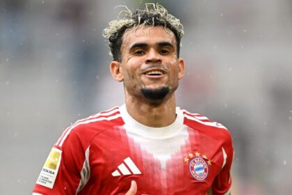 Luis Diaz la camiseta elegida por los hijos de un Los hijos del histórico Franck Ribéry sorprendieron al mundo luciendo la camiseta de Luis Díaz, figura del Liverpool, durante sus celebraciones navideñas.