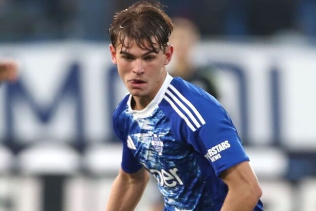 Mientras sigue esperando por Nico Paz Real Madrid 1 El Real Madrid sigue de cerca el progreso de Nico Paz en el Como de Italia y buscaría incorporar a otra joven promesa del equipo dirigido por Cesc Fàbregas.