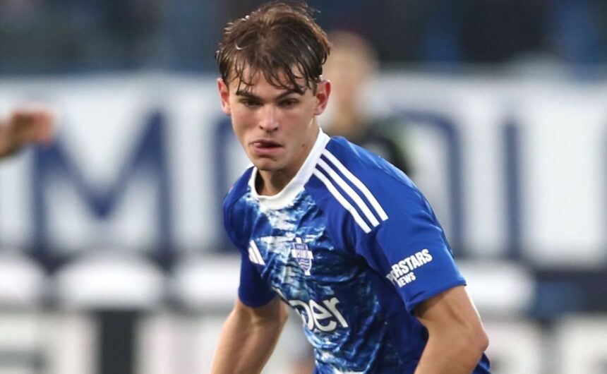 Mientras sigue esperando por Nico Paz Real Madrid El Real Madrid planea el retorno de Nico Paz para 2026 y ya tendría en la mira a otro futbolista del Como de Italia para reforzar su plantilla estelar.