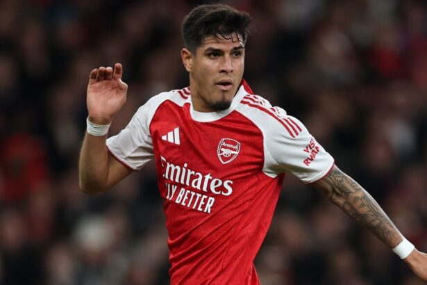 Piero Hincapie lleva al Arsenal a la punta de la P 1 El zaguero ecuatoriano Piero Hincapié es tendencia en Inglaterra tras su espectacular rendimiento que ubica al Arsenal como líder de la liga inglesa.