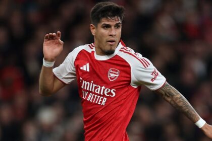 Piero Hincapie lleva al Arsenal a la punta de la P El tricolor Piero Hincapié brilla en el Arsenal y la hinchada se rinde ante su nivel tras alcanzar la punta de la Premier League.