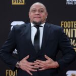 Roberto Carlos operado en Brasil por una anomalia El histórico lateral Roberto Carlos fue sometido a una cirugía de urgencia en Sao Paulo tras detectarse una anomalía cardíaca. El mundo del fútbol espera su evolución.