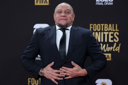 Roberto Carlos operado en Brasil por una anomalia El histórico lateral Roberto Carlos fue sometido a una cirugía de urgencia en Sao Paulo tras detectarse una anomalía cardíaca. El mundo del fútbol espera su evolución.