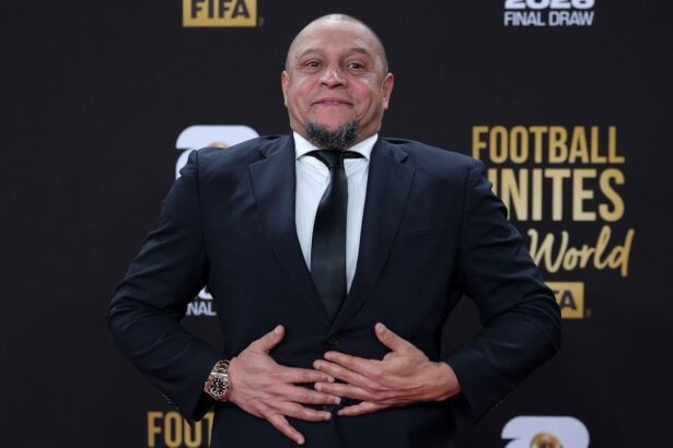 Roberto Carlos operado en Brasil por una anomalia El histórico lateral Roberto Carlos fue sometido a una cirugía de urgencia en Sao Paulo tras detectarse una anomalía cardíaca. El mundo del fútbol espera su evolución.