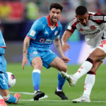 image 10 Flamengo dio un paso firme en su camino por la Copa Intercontinental 2025 tras vencer 2-1 a Cruz Azul en Qatar, en un emocionante capítulo del denominado Derby de las Américas. El equipo brasileño, reciente campeón de la Copa Libertadores, se apoyó en una actuación brillante de Giorgian De Arrascaeta, quien marcó los dos goles que sentenciaron el compromiso.