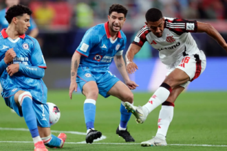 image 10 Flamengo dio un paso firme en su camino por la Copa Intercontinental 2025 tras vencer 2-1 a Cruz Azul en Qatar, en un emocionante capítulo del denominado Derby de las Américas. El equipo brasileño, reciente campeón de la Copa Libertadores, se apoyó en una actuación brillante de Giorgian De Arrascaeta, quien marcó los dos goles que sentenciaron el compromiso.