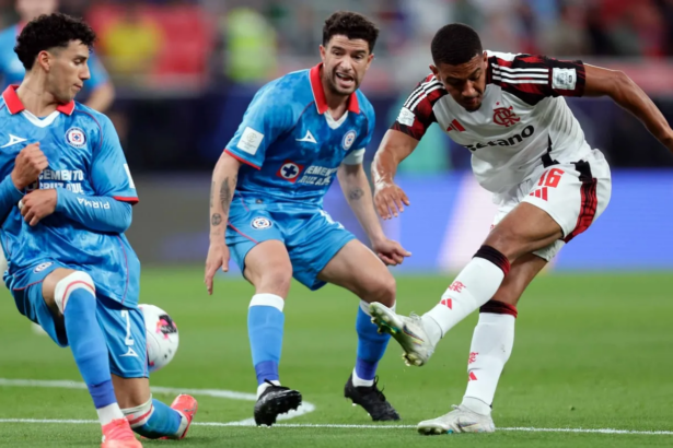 image 10 Flamengo dio un paso firme en su camino por la Copa Intercontinental 2025 tras vencer 2-1 a Cruz Azul en Qatar, en un emocionante capítulo del denominado Derby de las Américas. El equipo brasileño, reciente campeón de la Copa Libertadores, se apoyó en una actuación brillante de Giorgian De Arrascaeta, quien marcó los dos goles que sentenciaron el compromiso.