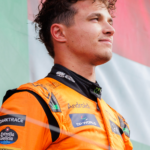 image 13 Lando Norris hizo historia en Abu Dabi y se coronó campeón mundial de Fórmula 1 por primera vez, cerrando una temporada inolvidable para McLaren. El británico necesitaba un resultado sólido en la última carrera del año y lo consiguió al terminar tercero, un puesto que le bastó para asegurar el título pese a la victoria de Max Verstappen en el Yas Marina. Con ello, pone fin al dominio de cuatro temporadas que el neerlandés mantenía en la categoría.