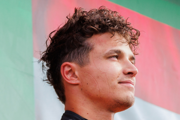 image 13 Lando Norris hizo historia en Abu Dabi y se coronó campeón mundial de Fórmula 1 por primera vez, cerrando una temporada inolvidable para McLaren. El británico necesitaba un resultado sólido en la última carrera del año y lo consiguió al terminar tercero, un puesto que le bastó para asegurar el título pese a la victoria de Max Verstappen en el Yas Marina. Con ello, pone fin al dominio de cuatro temporadas que el neerlandés mantenía en la categoría.