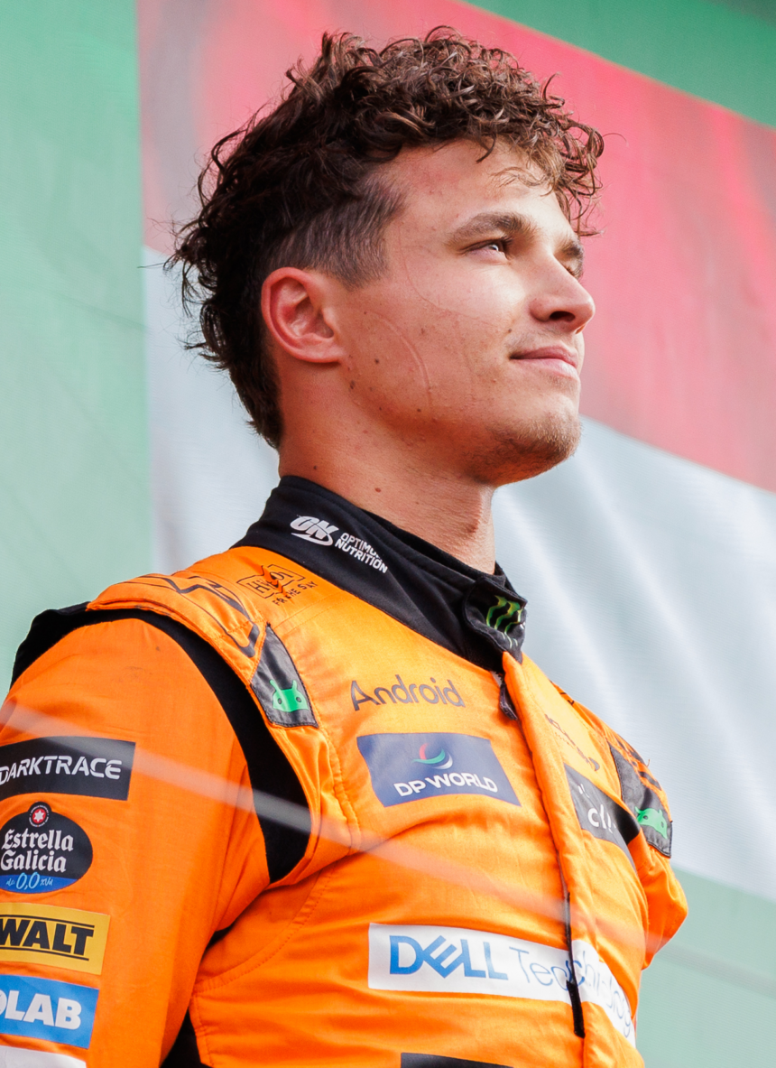 image 13 Lando Norris hizo historia en Abu Dabi y se coronó campeón mundial de Fórmula 1 por primera vez, cerrando una temporada inolvidable para McLaren. El británico necesitaba un resultado sólido en la última carrera del año y lo consiguió al terminar tercero, un puesto que le bastó para asegurar el título pese a la victoria de Max Verstappen en el Yas Marina. Con ello, pone fin al dominio de cuatro temporadas que el neerlandés mantenía en la categoría.