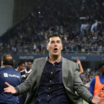 image 16 El Club Sport Emelec vuelve a atravesar un momento delicado en el plano institucional. La FIFA notificó al club eléctrico la imposición de una prohibición para inscribir jugadores, tanto en el ámbito nacional como internacional, debido al incumplimiento de pagos al exentrenador Ismael Rescalvo.