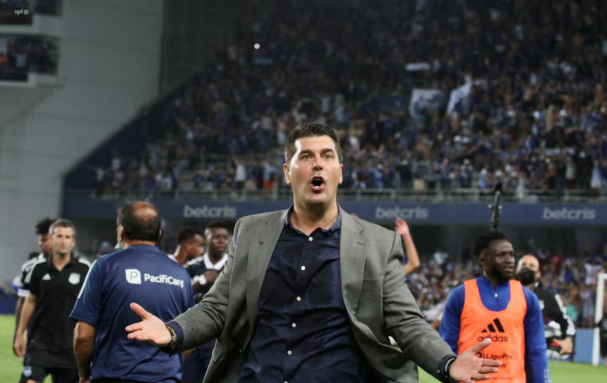 image 16 El Club Sport Emelec vuelve a atravesar un momento delicado en el plano institucional. La FIFA notificó al club eléctrico la imposición de una prohibición para inscribir jugadores, tanto en el ámbito nacional como internacional, debido al incumplimiento de pagos al exentrenador Ismael Rescalvo.