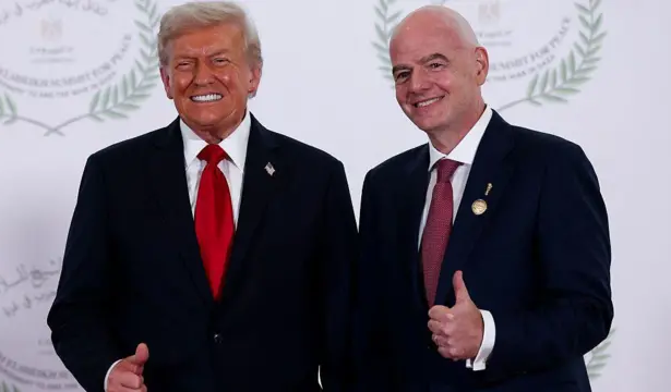 image 17 El presidente de la FIFA, Gianni Infantino, volvió a quedar en el centro de la polémica tras una denuncia presentada ante el Comité de Ética del organismo. La queja, impulsada por la organización FairSquare, lo acusa de presuntas vulneraciones al principio de neutralidad política luego de entregar, en una transmisión en vivo, un Premio FIFA de la Paz al presidente estadounidense Donald Trump.