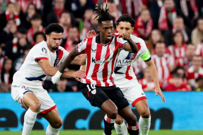 image 6 l Paris Saint-Germain logró un empate sin goles en su visita al Athletic Club, en un duelo disputado este martes en San Mamés por la sexta jornada de la Fase de Liga de la UEFA Champions League. El ecuatoriano Willian Pacho volvió a ser titular y cumplió los 90 minutos, mostrando solidez en una defensa que tuvo que trabajar ante un partido intenso y con escasas oportunidades claras.