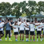 image 7 El Club Sport Emelec volvió a detener sus actividades este martes, encadenando su segundo día consecutivo sin entrenamientos tras la derrota del lunes frente a Macará. La paralización, que se ha convertido en tema central en el entorno eléctrico, responde nuevamente a inconvenientes económicos dentro del plantel.