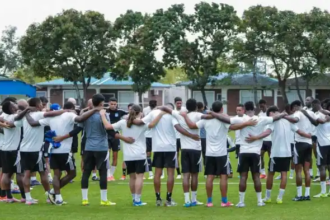 image 7 El Club Sport Emelec volvió a detener sus actividades este martes, encadenando su segundo día consecutivo sin entrenamientos tras la derrota del lunes frente a Macará. La paralización, que se ha convertido en tema central en el entorno eléctrico, responde nuevamente a inconvenientes económicos dentro del plantel.