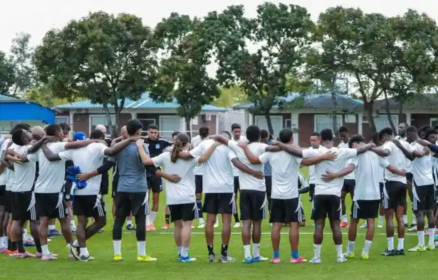 image 7 El Club Sport Emelec volvió a detener sus actividades este martes, encadenando su segundo día consecutivo sin entrenamientos tras la derrota del lunes frente a Macará. La paralización, que se ha convertido en tema central en el entorno eléctrico, responde nuevamente a inconvenientes económicos dentro del plantel.