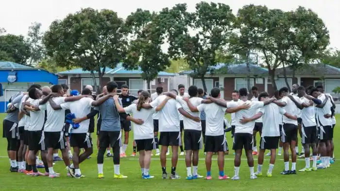 image 7 El Club Sport Emelec volvió a detener sus actividades este martes, encadenando su segundo día consecutivo sin entrenamientos tras la derrota del lunes frente a Macará. La paralización, que se ha convertido en tema central en el entorno eléctrico, responde nuevamente a inconvenientes económicos dentro del plantel.