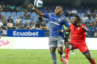 image 8 El Club Sport Emelec continúa inmerso en un escenario complicado tras cumplir su segundo día consecutivo sin entrenamientos por la falta de pagos al plantel. La crisis administrativa empieza a mezclarse con lo deportivo y podría generar consecuencias inmediatas en la competición.