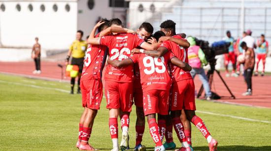 image El futuro de El Nacional quedó definido este martes tras conocerse que su apelación no prosperó. Durante la emisión de Studiofútbol Radio, por Diblú 88.9 FM, el periodista José Alberto Molestina adelantó que la dirigencia militar había sido informada de manera verbal sobre la negativa del Tribunal de Apelaciones, anticipando que la resolución oficial sería remitida en las horas siguientes. Según lo expuesto, la Comisión Disciplinaria procedió con la tercera sanción prevista en el reglamento, que contempla directamente la pérdida de categoría debido a fallas administrativas.