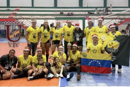 img 3140 El Club UVIV logró su quinto título en la Liga Nacional de Voleibol 2025, coronándose campeón en la rama femenina tras vencer 3-1 a Sercobaco AR en la final disputada entre Portoviejo y Machala. Con este triunfo, el equipo guayasense representará al Ecuador en el Campeonato Sudamericano de Clubes de Voleibol 2026.