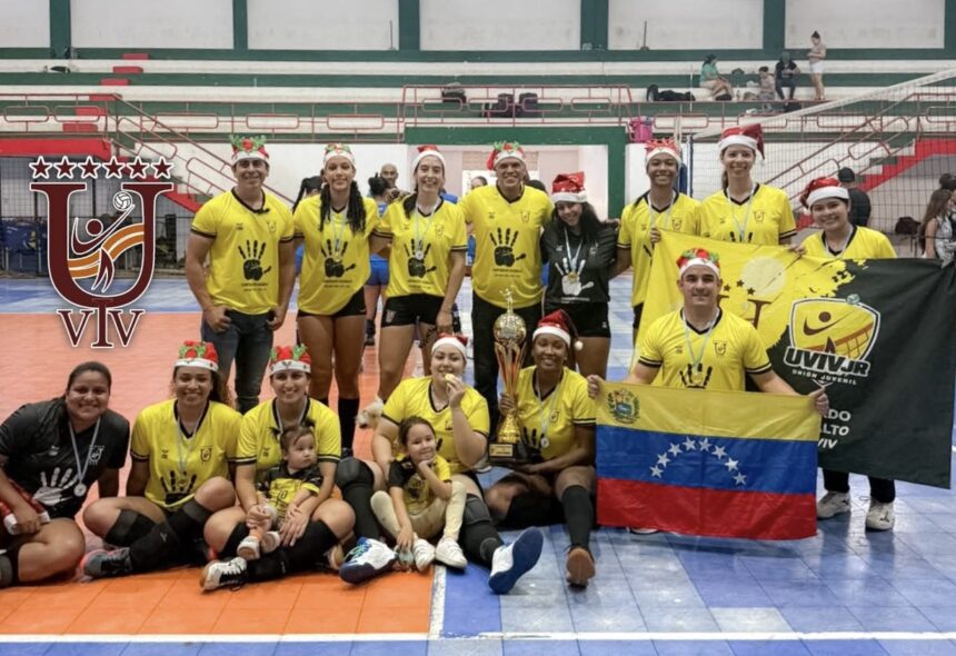 img 3140 El Club UVIV logró su quinto título en la Liga Nacional de Voleibol 2025, coronándose campeón en la rama femenina tras vencer 3-1 a Sercobaco AR en la final disputada entre Portoviejo y Machala. Con este triunfo, el equipo guayasense representará al Ecuador en el Campeonato Sudamericano de Clubes de Voleibol 2026.