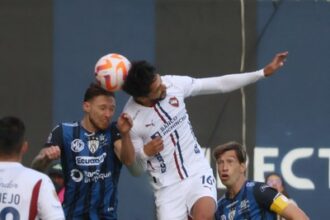 kuQ M1jgD 400x400 1 El encuentro, que comenzó con el pasillo de honor de los ‘albos’ hacia los ‘rayados’, se jugó de manera dinámica y con acciones en ambos arcos desde el primer minuto.